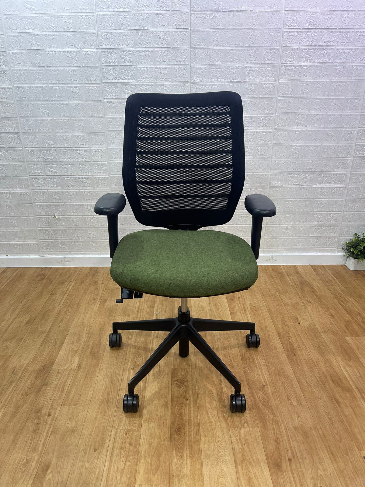 Senator Fuse Adjustable Office Chair / 4D Armrest - UK Delivery