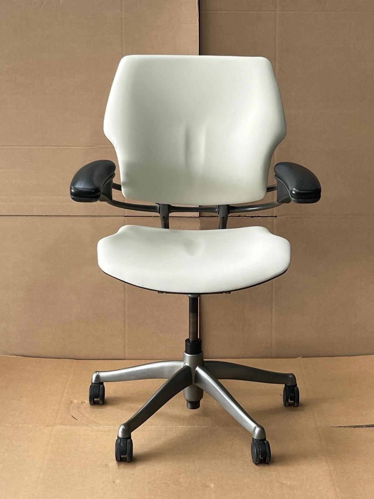 Humanscale freedom chair - White cream leather - black armrest - Upholstered