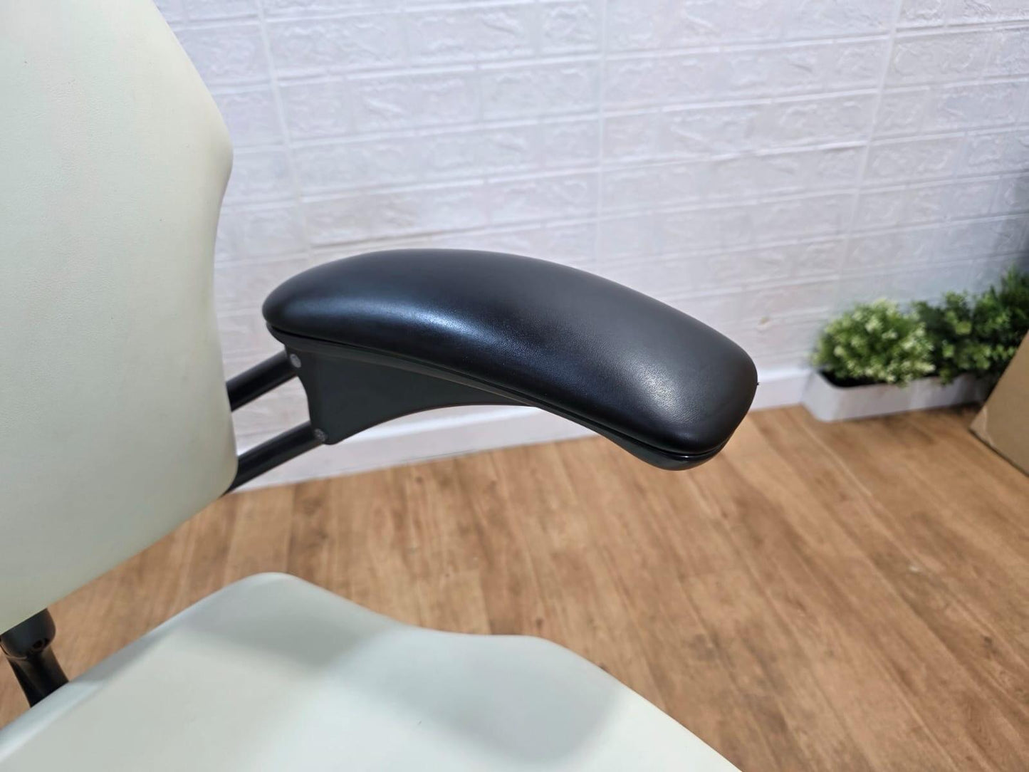 Humanscale Freedom Executive Chair Cream White UK Delivery