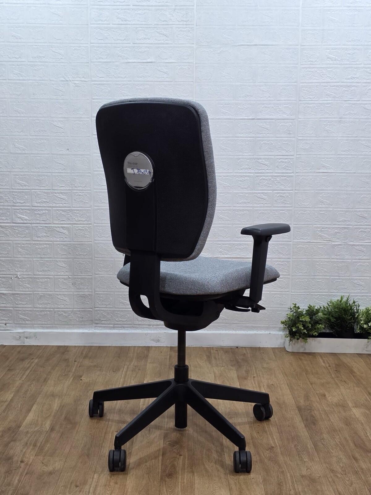 Refurbished Senator Dash Task Chair 3D Arms Light Grey UK Delivery