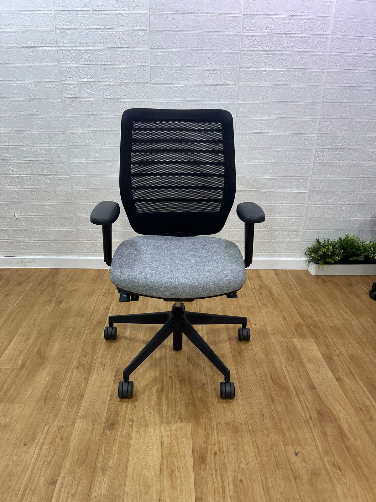 Senator Fuse Adjustable Office Chair  / 4D Armrest - UK Delivery