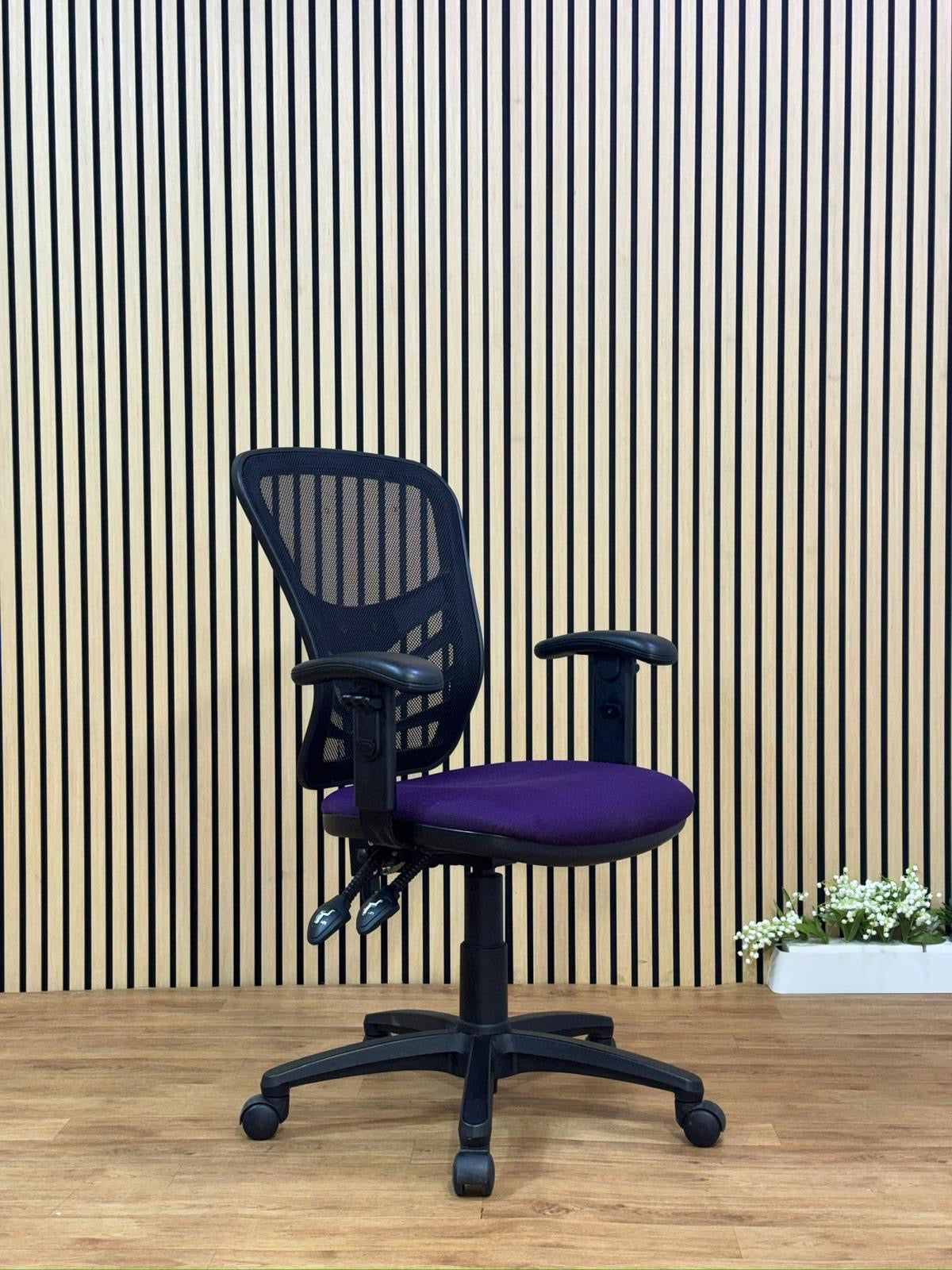 Fully adjustable operator office chairs - Medium back