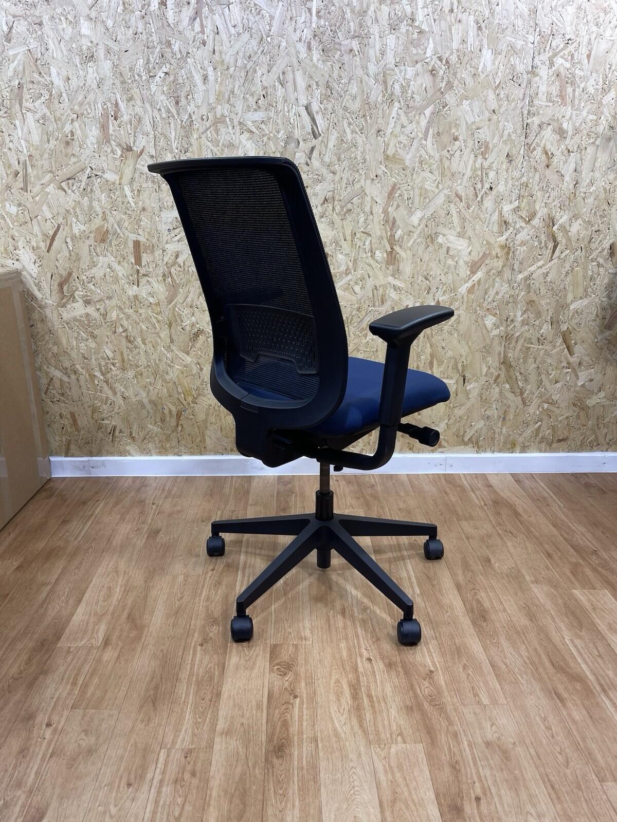 STEELCASE Reply Chair/Lumbar Support / 4D Armrests/Excellent Condition- Delivery