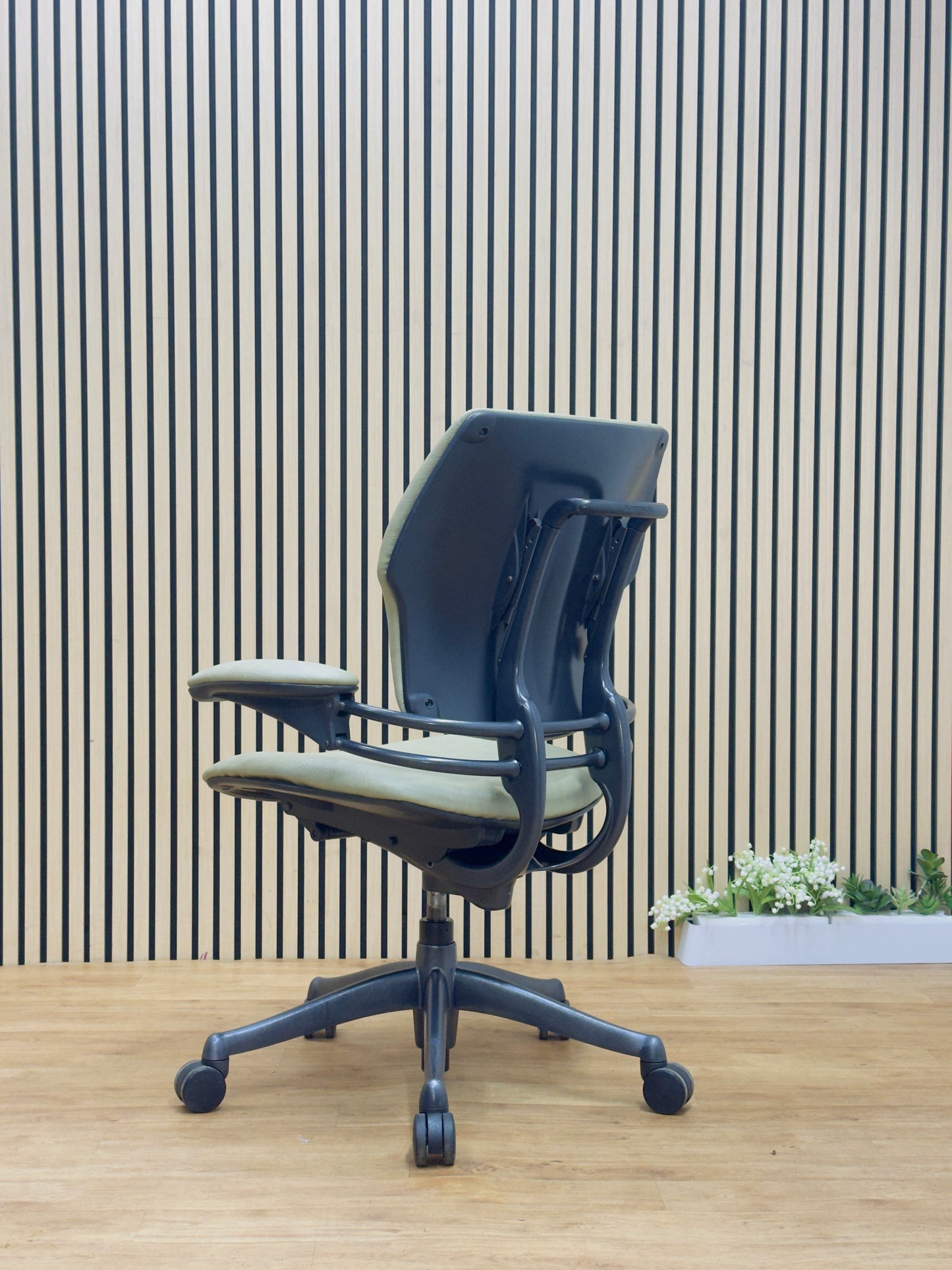 Refurbished Humanscale Freedom Task Chair UK - Maple PU Leather Ergonomic Chair, Second-hand Humanscale Freedom, Office Furniture Tech, Sustainable Office Seating UK.