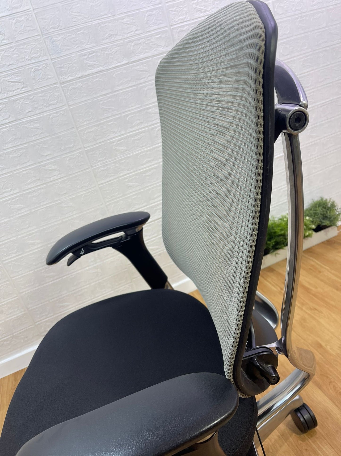 Okamura Contessa II Seconda Office Chair  / Polished Frame / Fully Adjustable-🚚