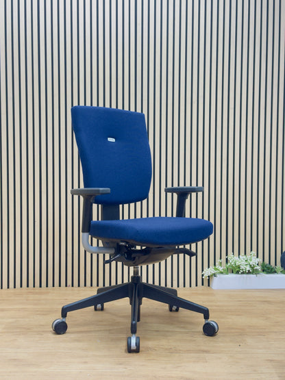 Close-up detail of the durable dark blue fabric seat on the refurbished Senator Sprint desk chair.