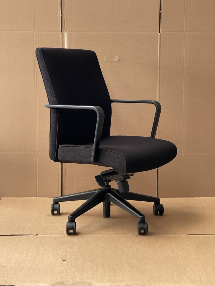 Keilhauer Vanilla Mid back Executive Chair - RRP$1103- Great Condition - UK Del