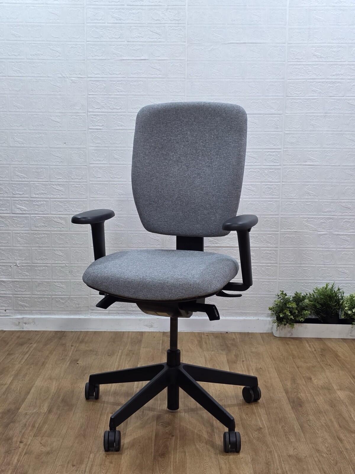 Refurbished Senator Dash Task Chair 3D Arms Light Grey UK Delivery