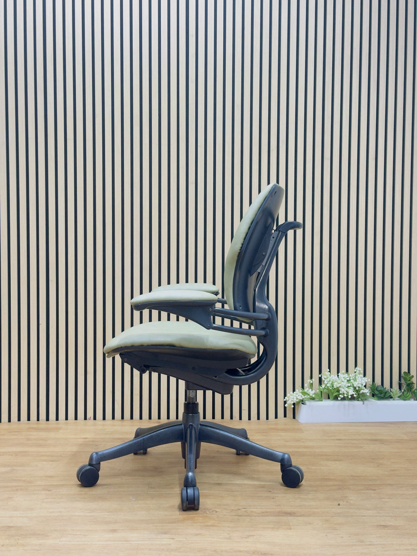 Refurbished Humanscale Freedom Task Chair UK - Maple PU Leather Ergonomic Chair, Second-hand Humanscale Freedom, Office Furniture Tech, Sustainable Office Seating UK.