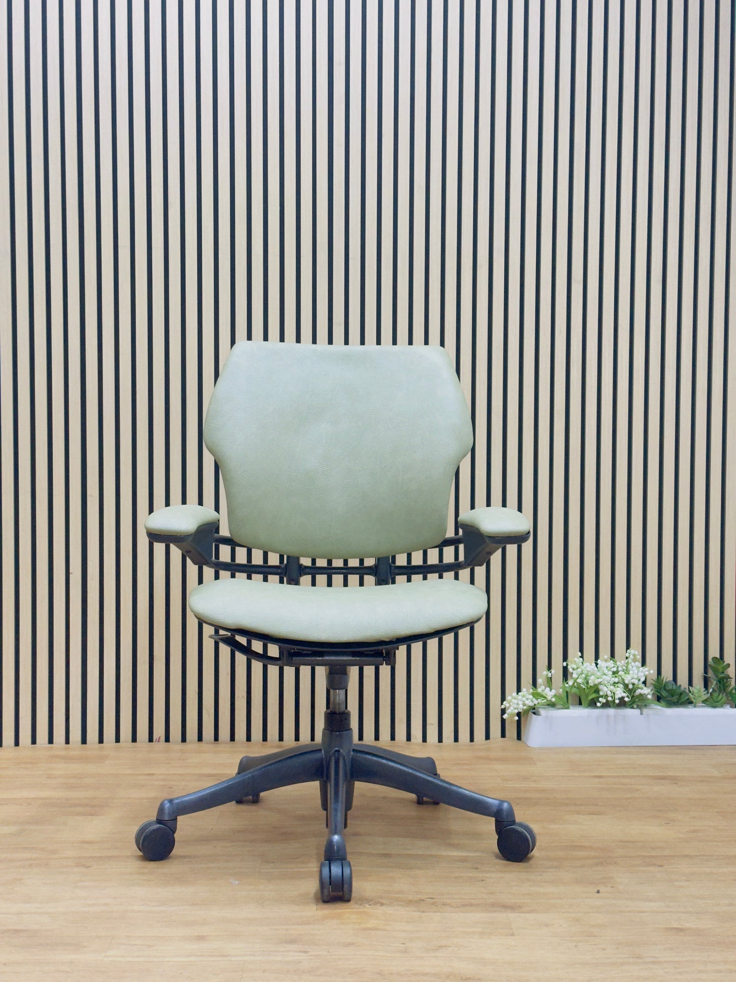 Refurbished Humanscale Freedom Task Chair UK - Maple PU Leather Ergonomic Chair, Second-hand Humanscale Freedom, Office Furniture Tech, Sustainable Office Seating UK.