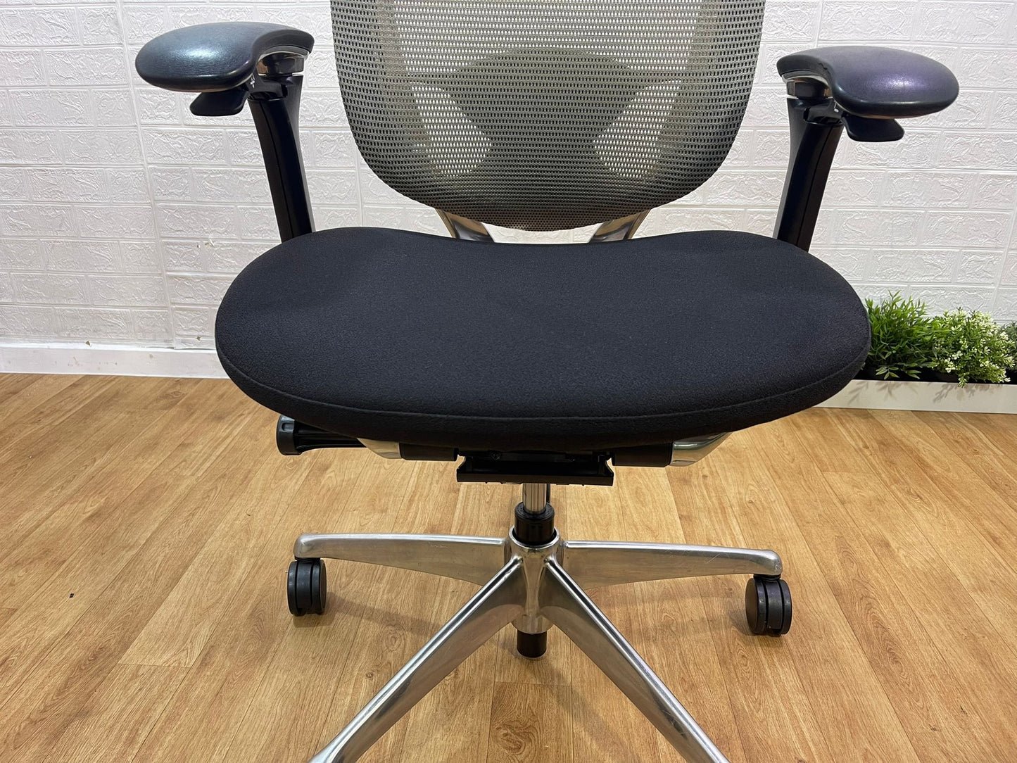 Okamura Contessa II Seconda Office Chair  / Polished Frame / Fully Adjustable-🚚