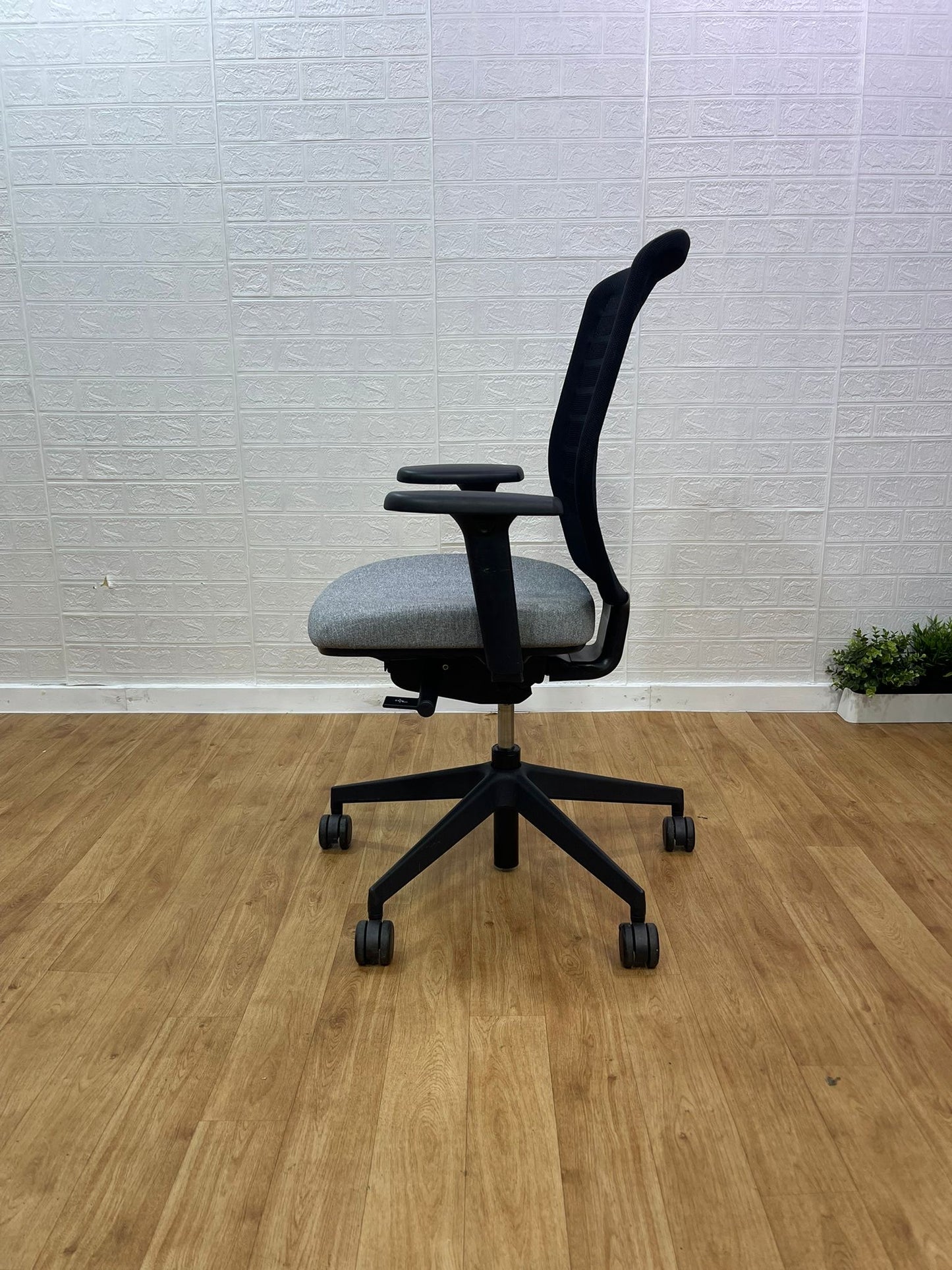 Senator Fuse Adjustable Office Chair  / 4D Armrest - UK Delivery