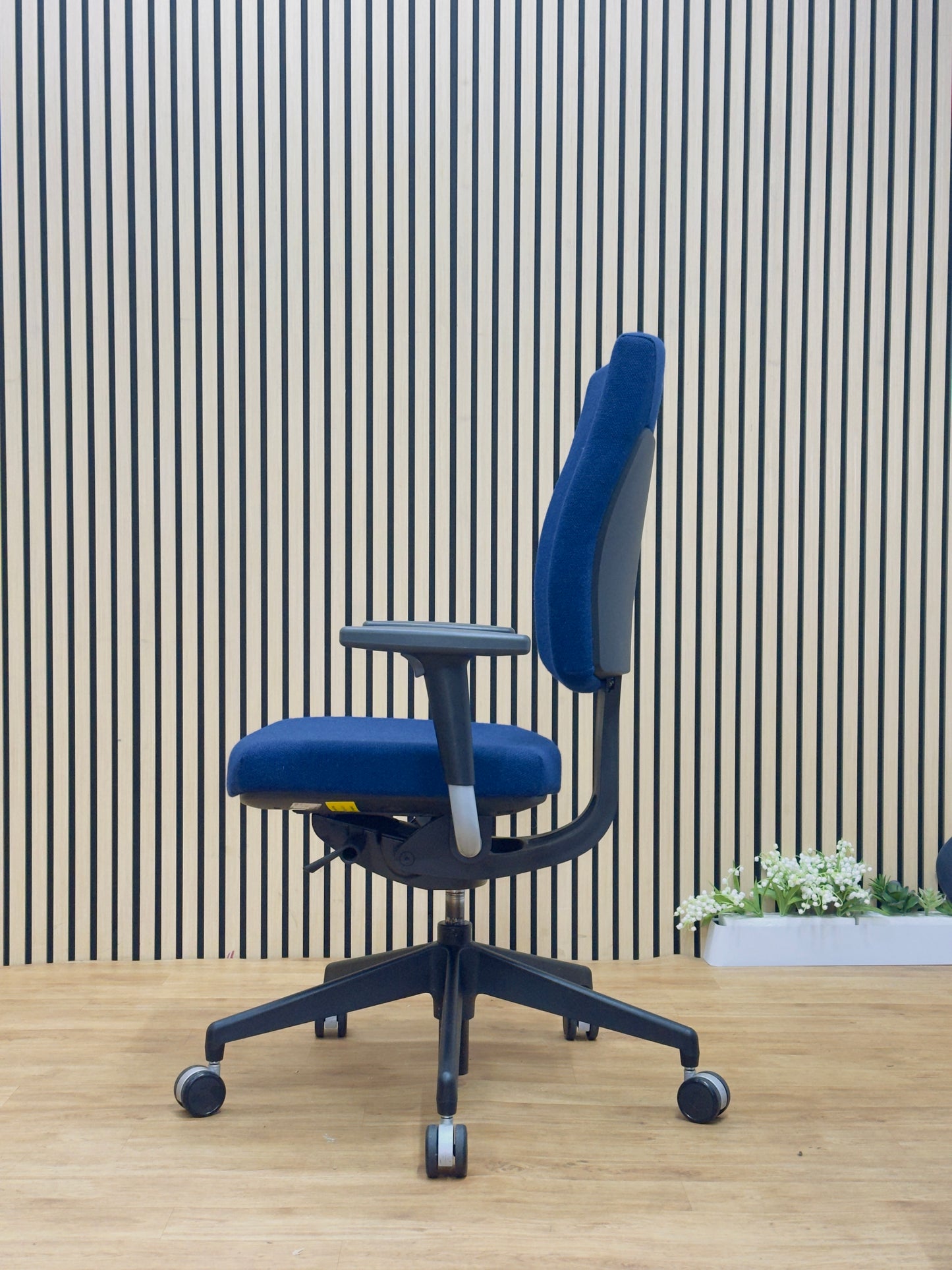 Refurbished Senator Sprint Ergonomic Task Chair – Dark Blue Fabric