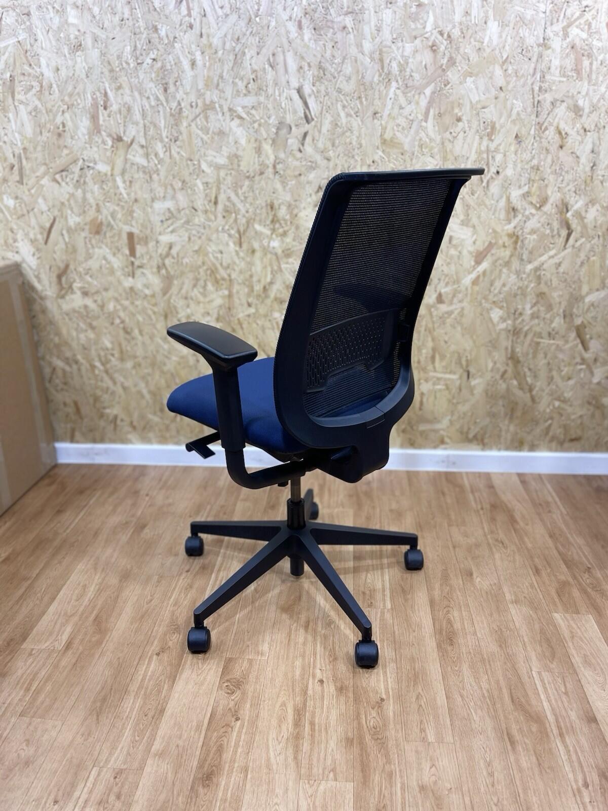 STEELCASE Reply Chair/Lumbar Support / 4D Armrests/Excellent Condition- Delivery
