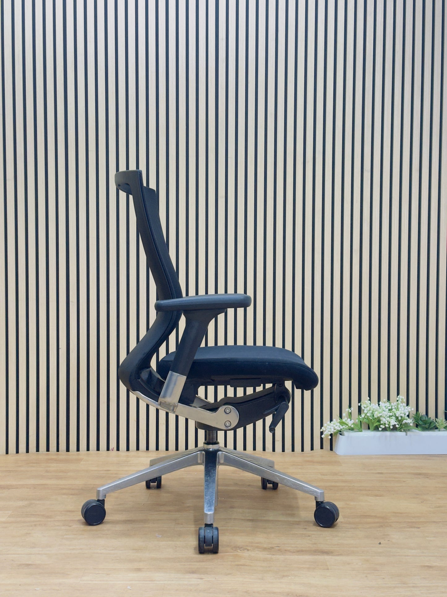 Best ergonomic desk chair for back pain relief Sidiz T50 black