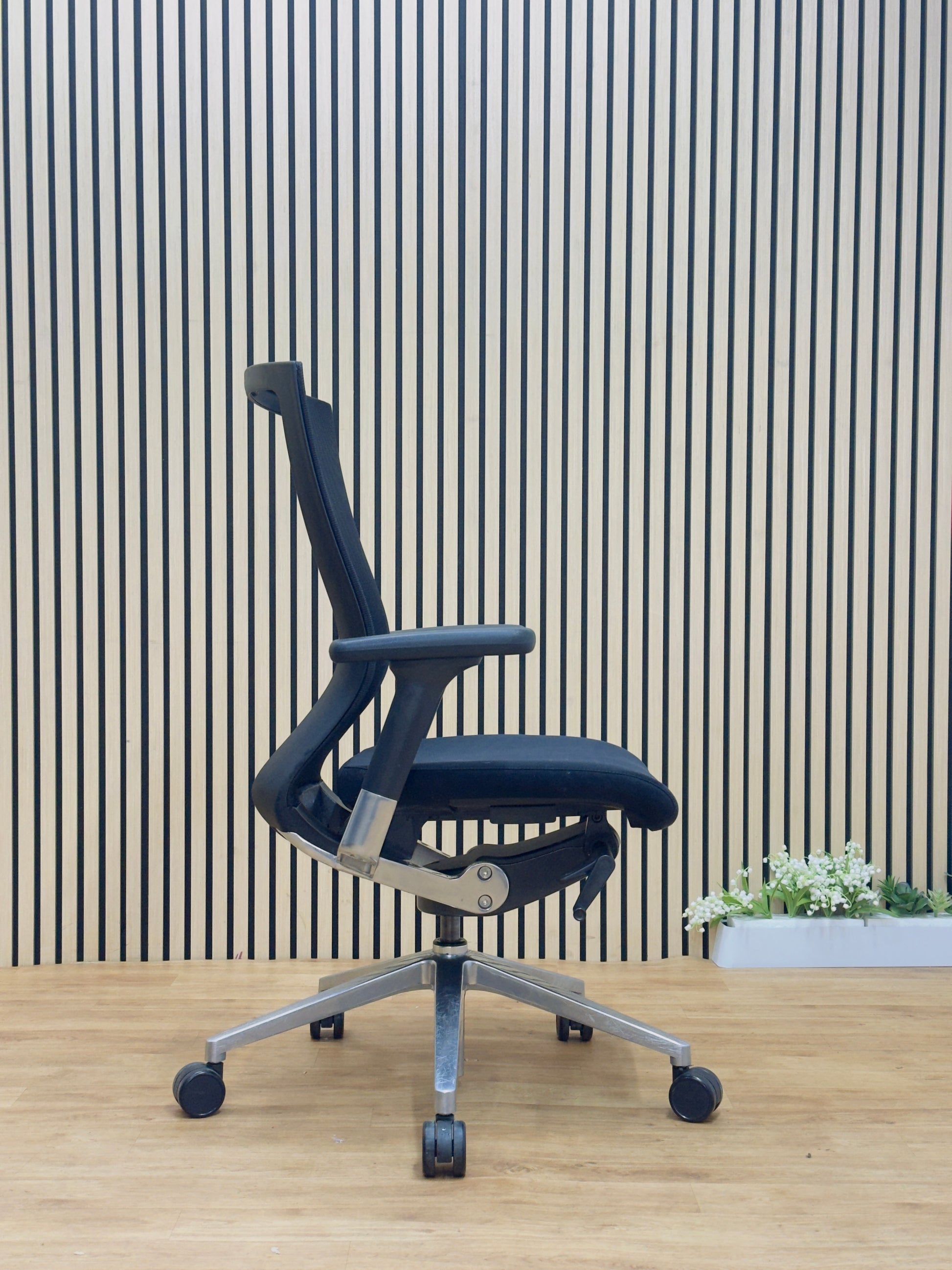 Best ergonomic desk chair for back pain relief Sidiz T50 black