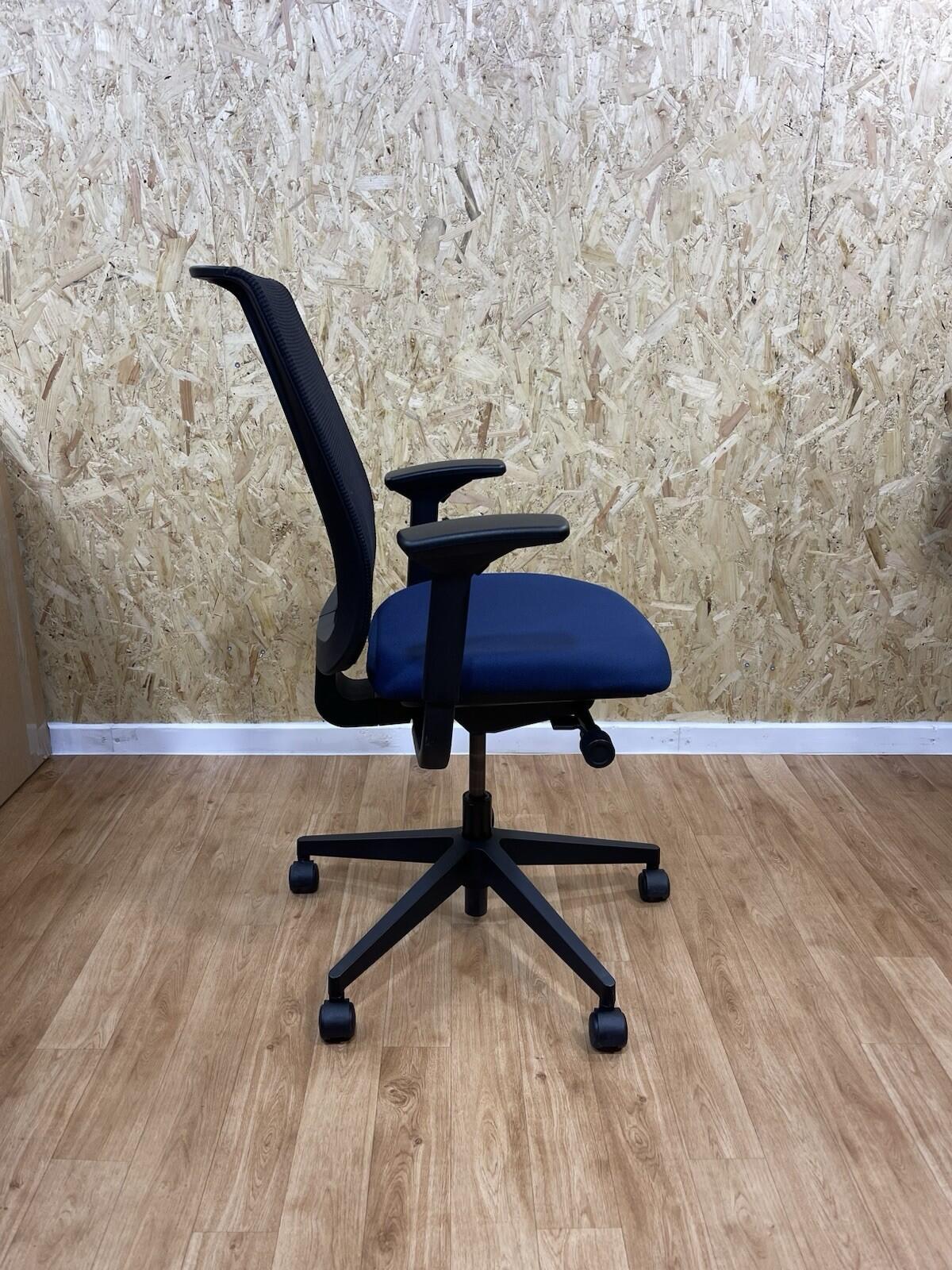 STEELCASE Reply Chair/Lumbar Support / 4D Armrests/Excellent Condition- Delivery