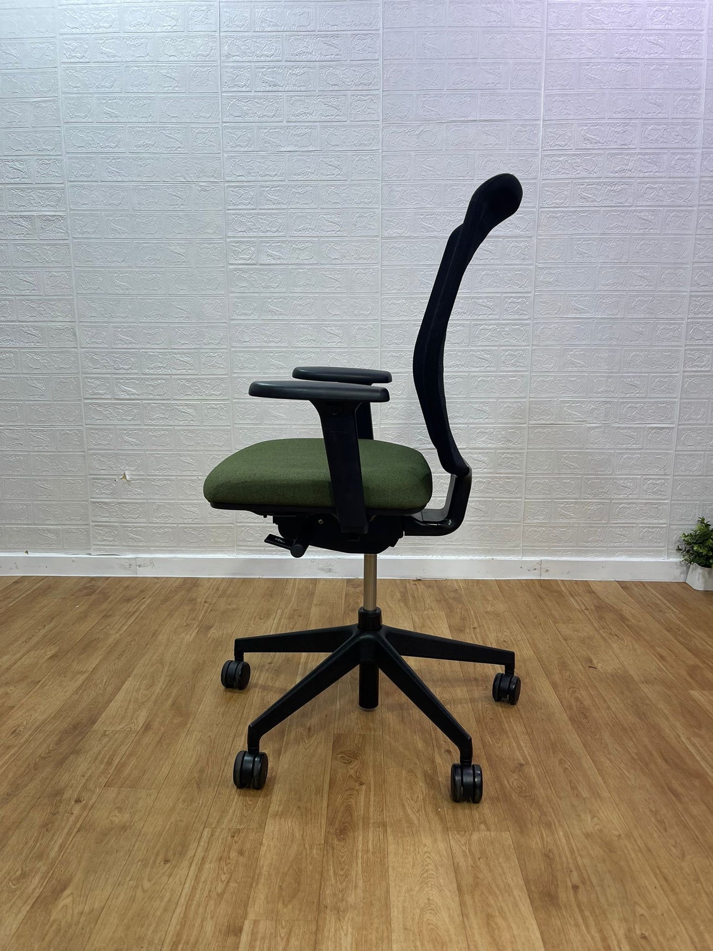 Senator Fuse Adjustable Office Chair  / 4D Armrest - UK Delivery