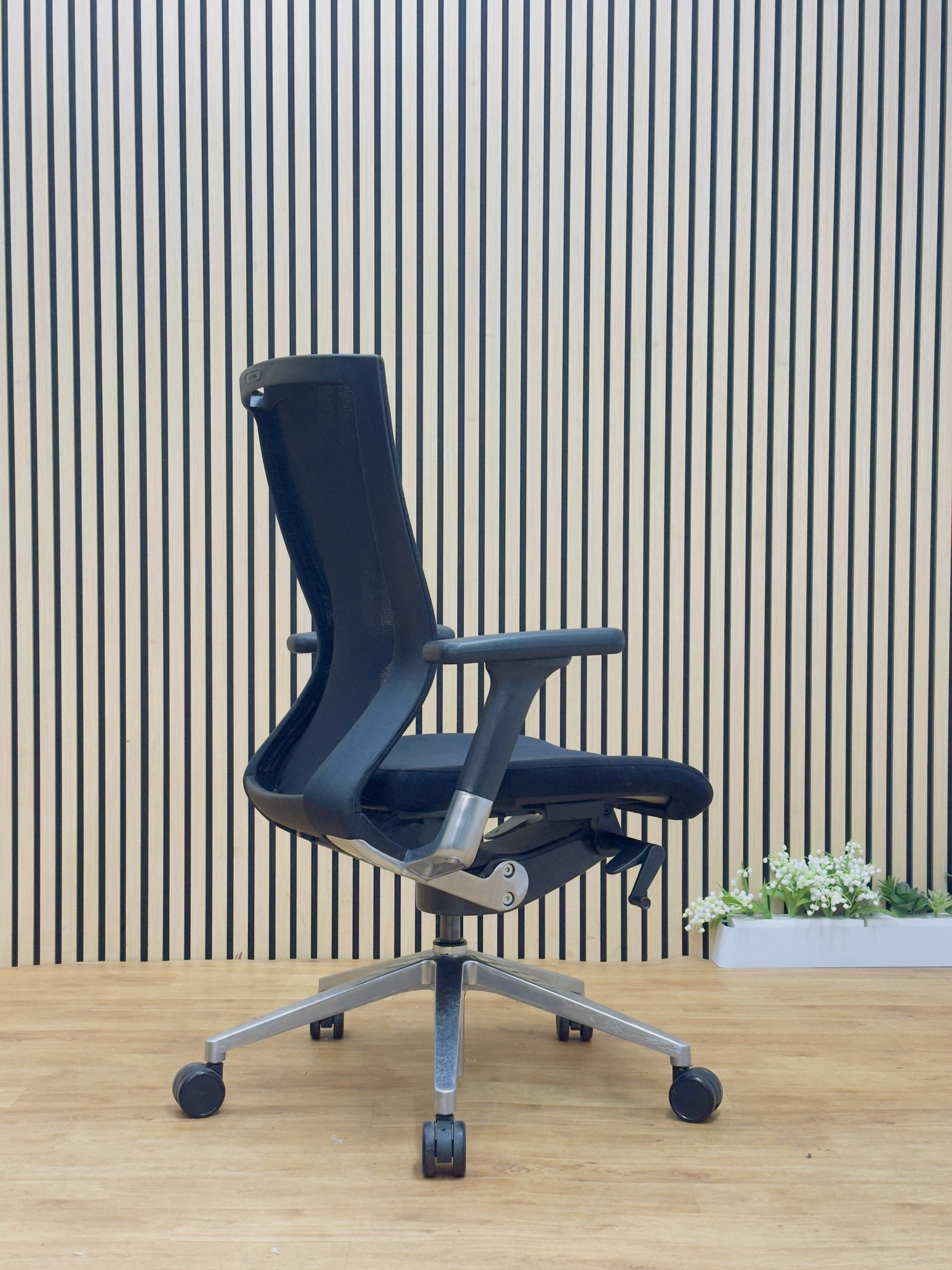 Sidiz T50 lumbar support and forward tilt mechanism adjustment detail