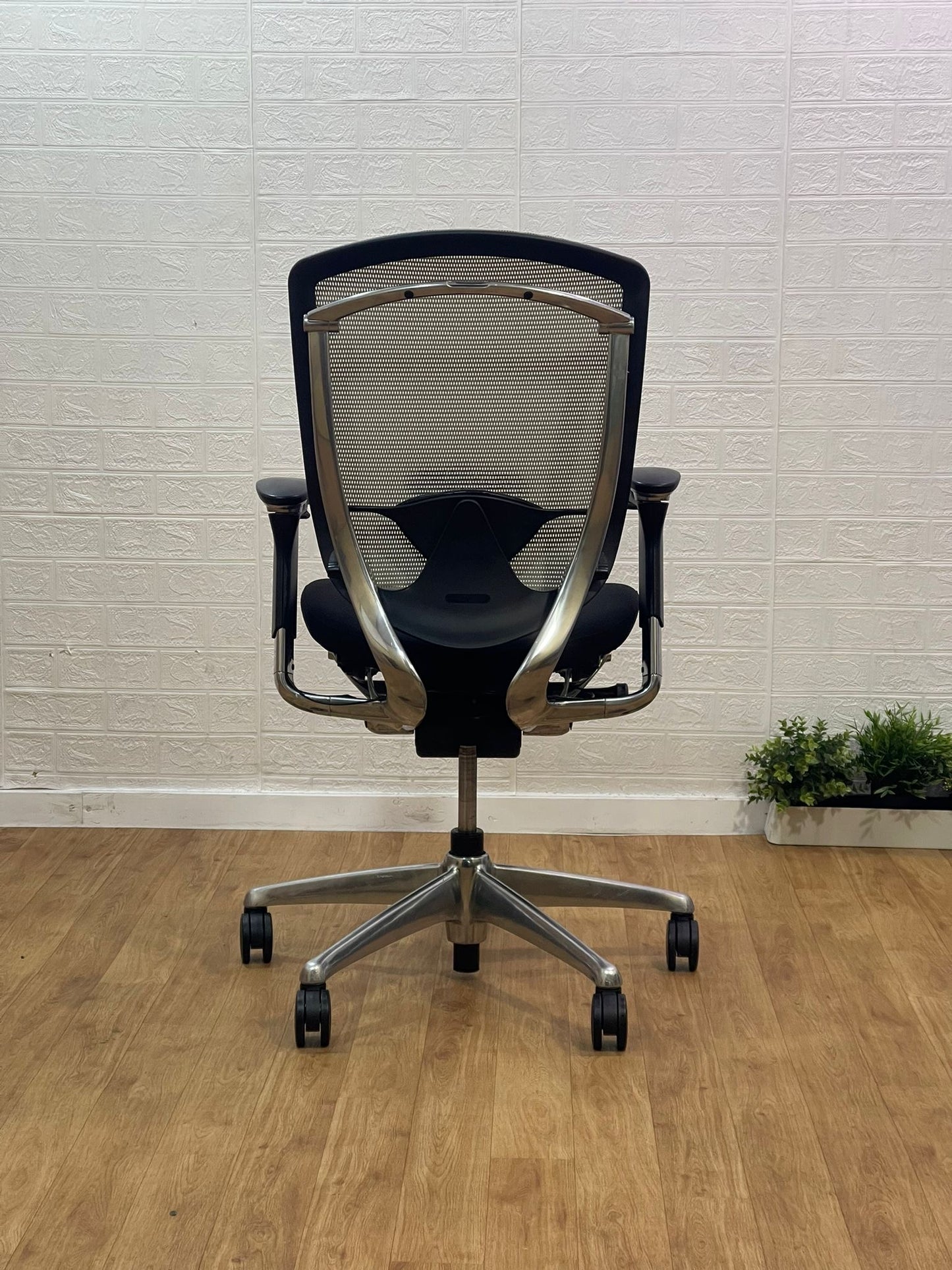 Okamura Contessa II Seconda Office Chair  / Polished Frame / Fully Adjustable-🚚