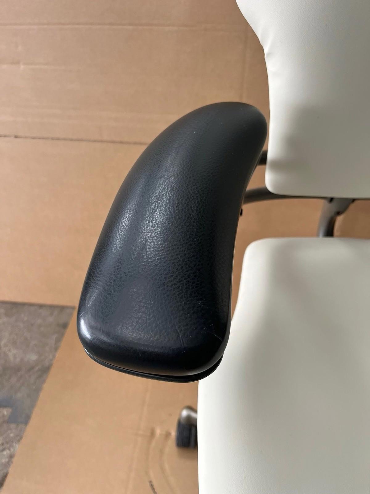 Humanscale freedom chair - White cream leather - black armrest - Upholstered
