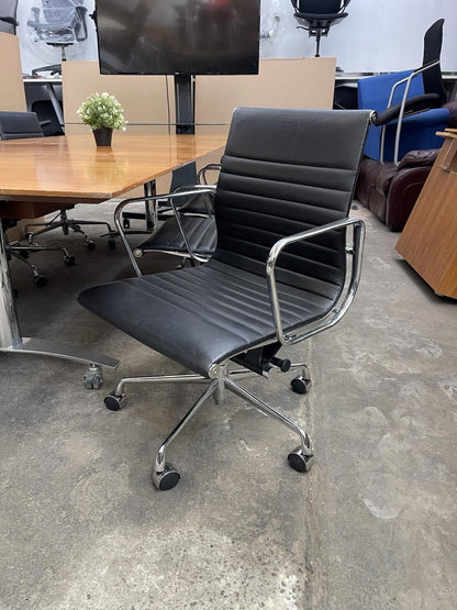 Walnut Mobile Meeting Table With 8 X Leather Adjustable Chairs