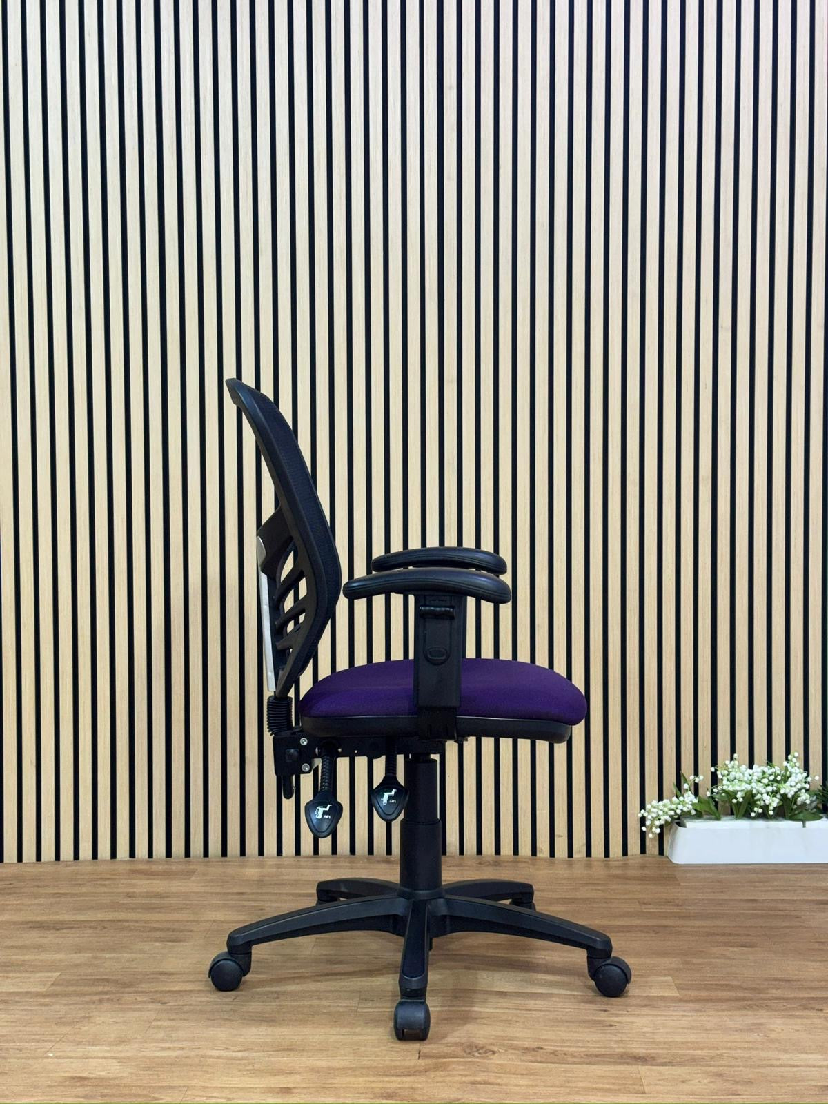 Fully adjustable operator office chairs - Medium back