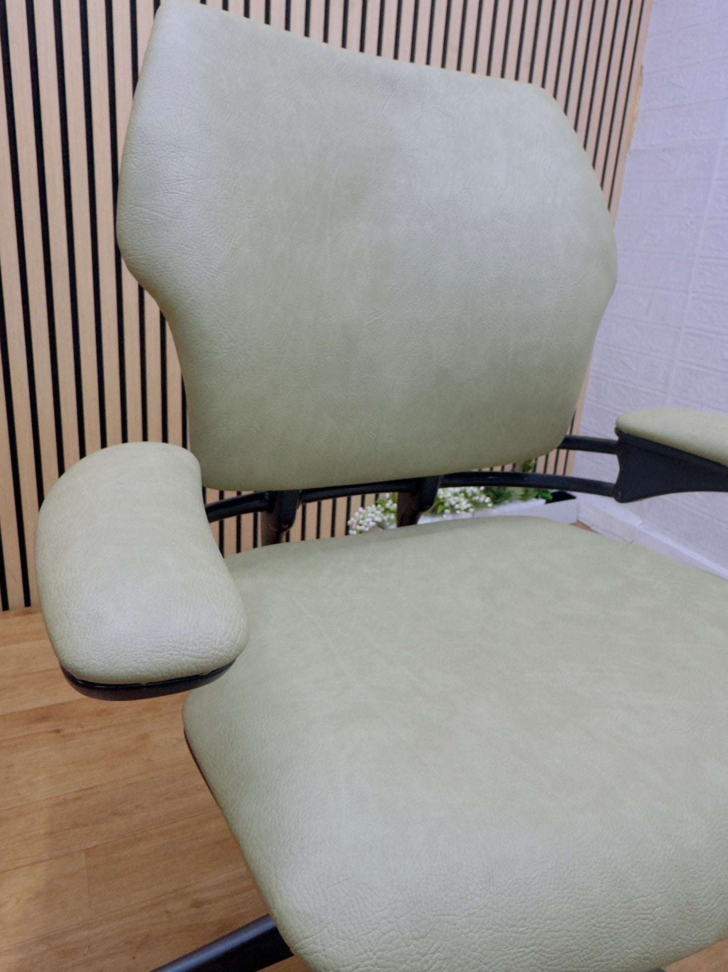 Refurbished Humanscale Freedom Task Chair UK - Maple PU Leather Ergonomic Chair, Second-hand Humanscale Freedom, Office Furniture Tech, Sustainable Office Seating UK.