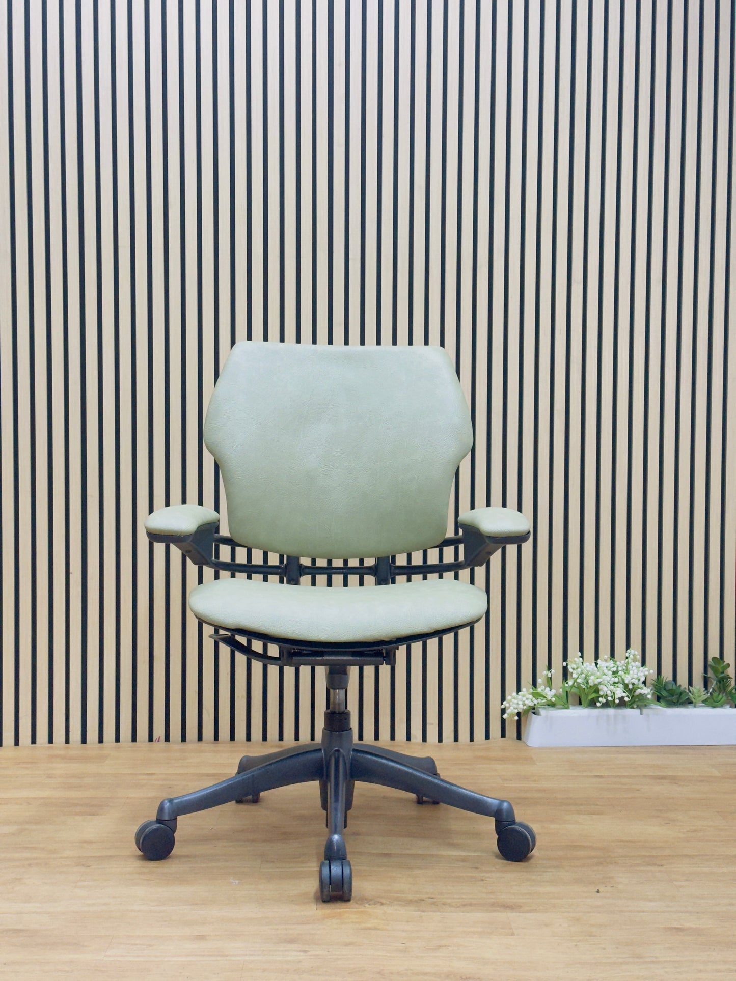 Refurbished Humanscale Freedom Task Chair UK - Maple PU Leather Ergonomic Chair, Second-hand Humanscale Freedom, Office Furniture Tech, Sustainable Office Seating UK.