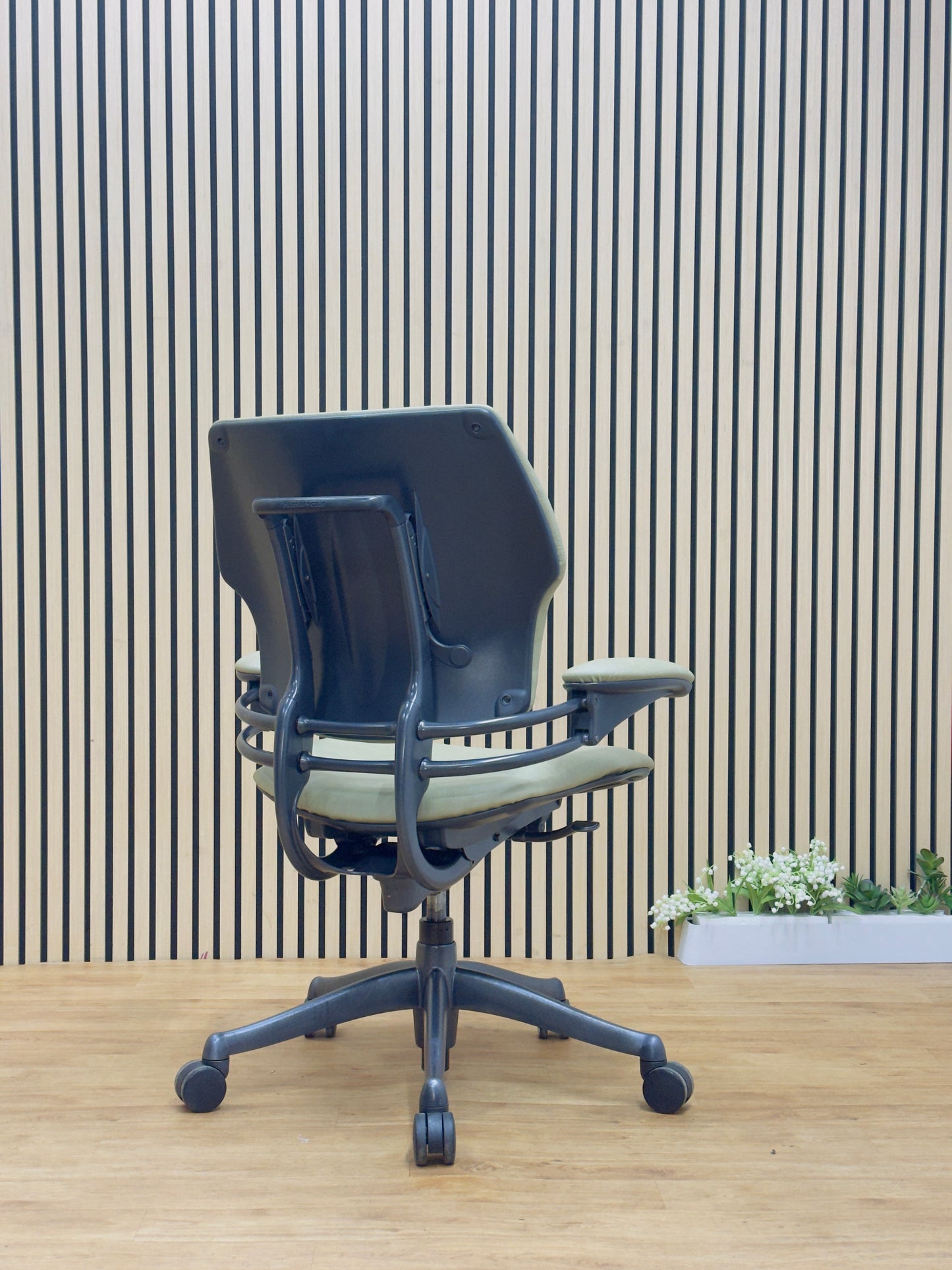 Refurbished Humanscale Freedom Task Chair UK - Maple PU Leather Ergonomic Chair, Second-hand Humanscale Freedom, Office Furniture Tech, Sustainable Office Seating UK.