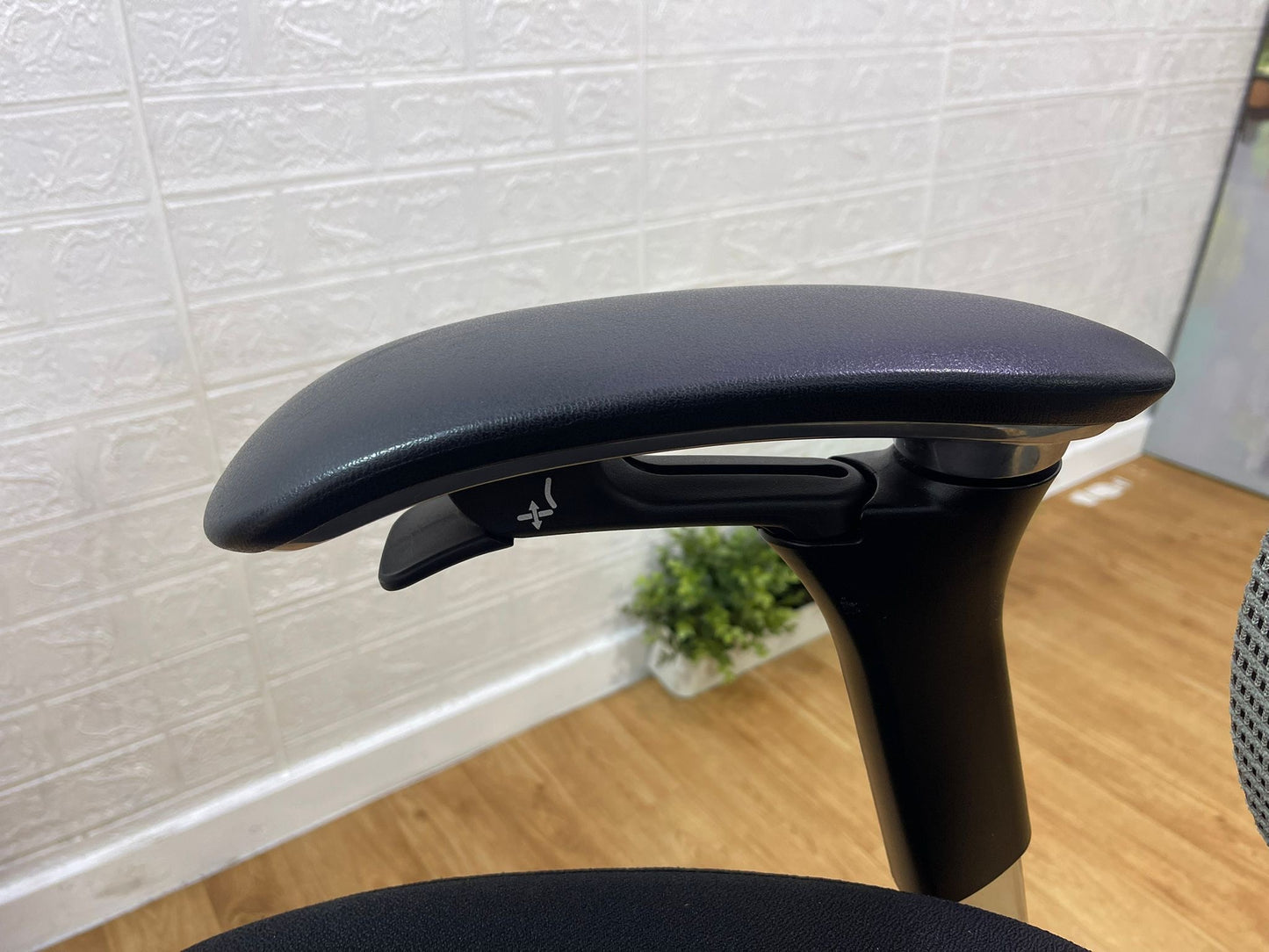 Okamura Contessa II Seconda Office Chair  / Polished Frame / Fully Adjustable-🚚