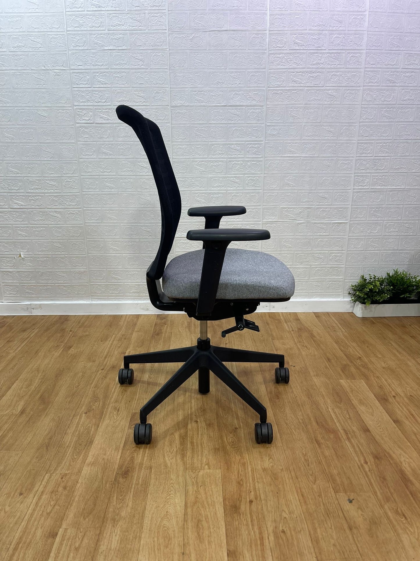 Senator Fuse Adjustable Office Chair  / 4D Armrest - UK Delivery