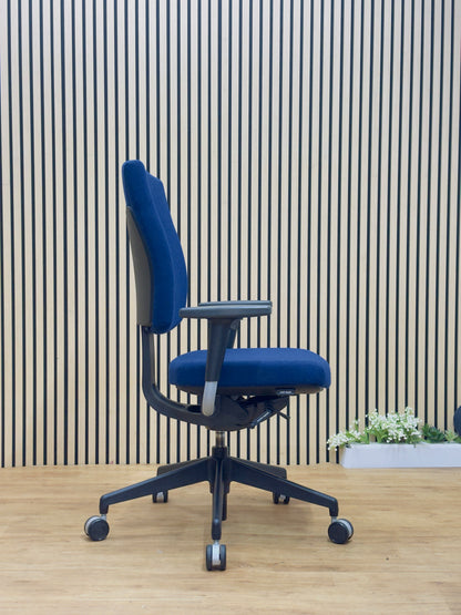 Close-up of the adjustable height and tilt mechanism beneath the seat of the Senator Sprint ergonomic chair.