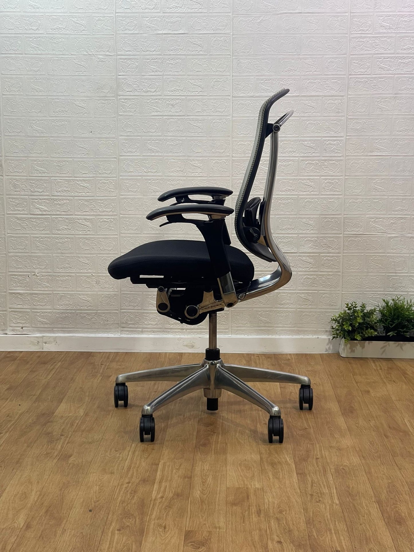 Okamura Contessa II Seconda Office Chair  / Polished Frame / Fully Adjustable-🚚