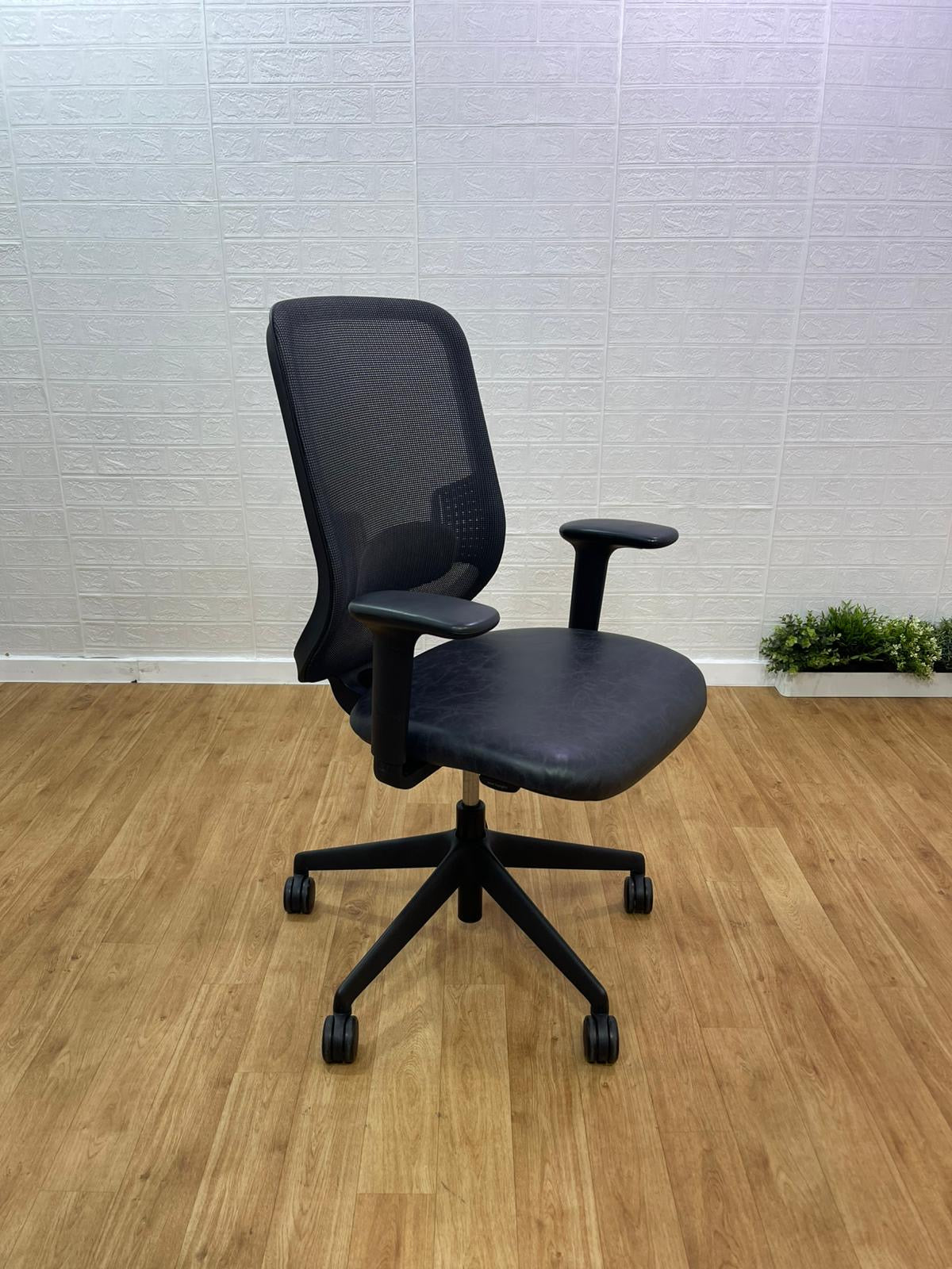 Orangebox Do HBA Office Chair Fully Adjustable/ Leather/Back Lock/UK
DELIVERY