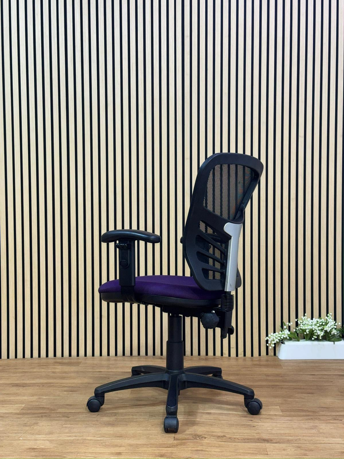 Fully adjustable operator office chairs - Medium back