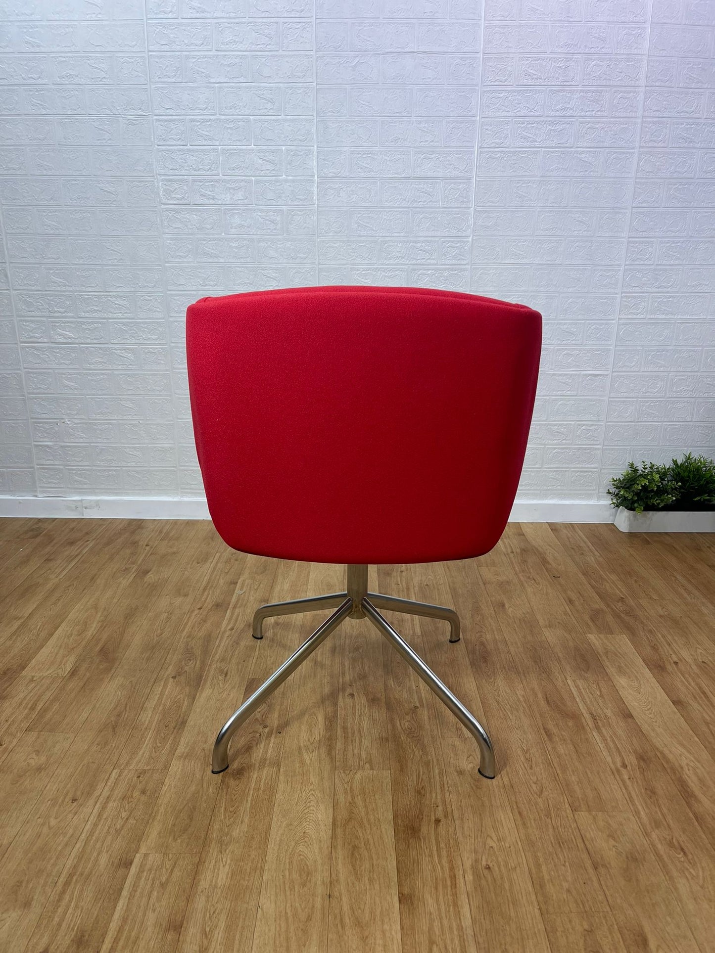Boss Design Kruze Red Swivel Tub Chair / Reception / Lounge - UK DELIVERY