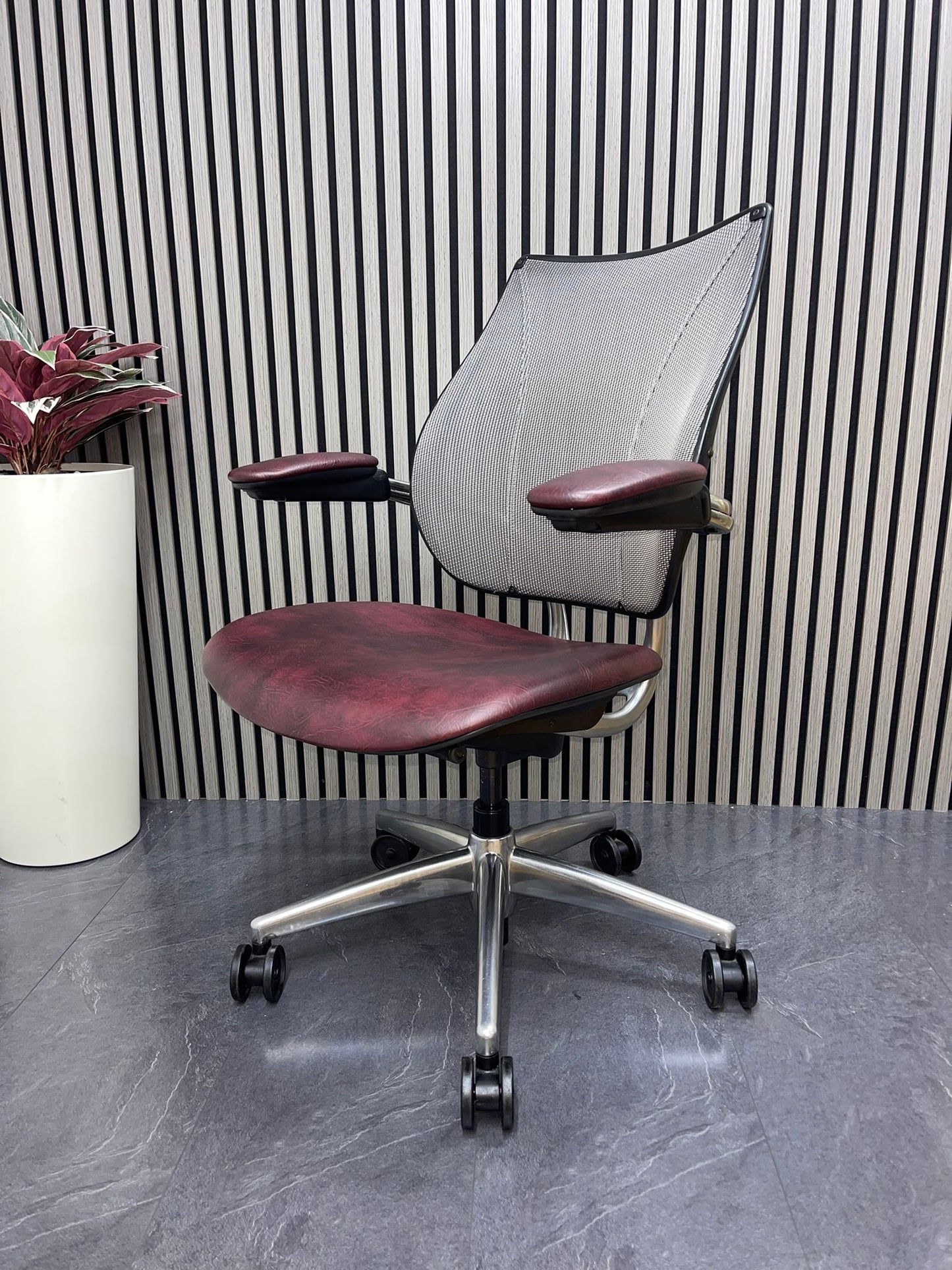 Humanscale Liberty Office Chair – Ergonomic Task Chair with Gel Armrests – Available in Multiple Colours – UK Delivery