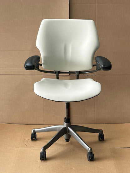 Humanscale freedom chair - White cream leather - black armrest - Upholstered