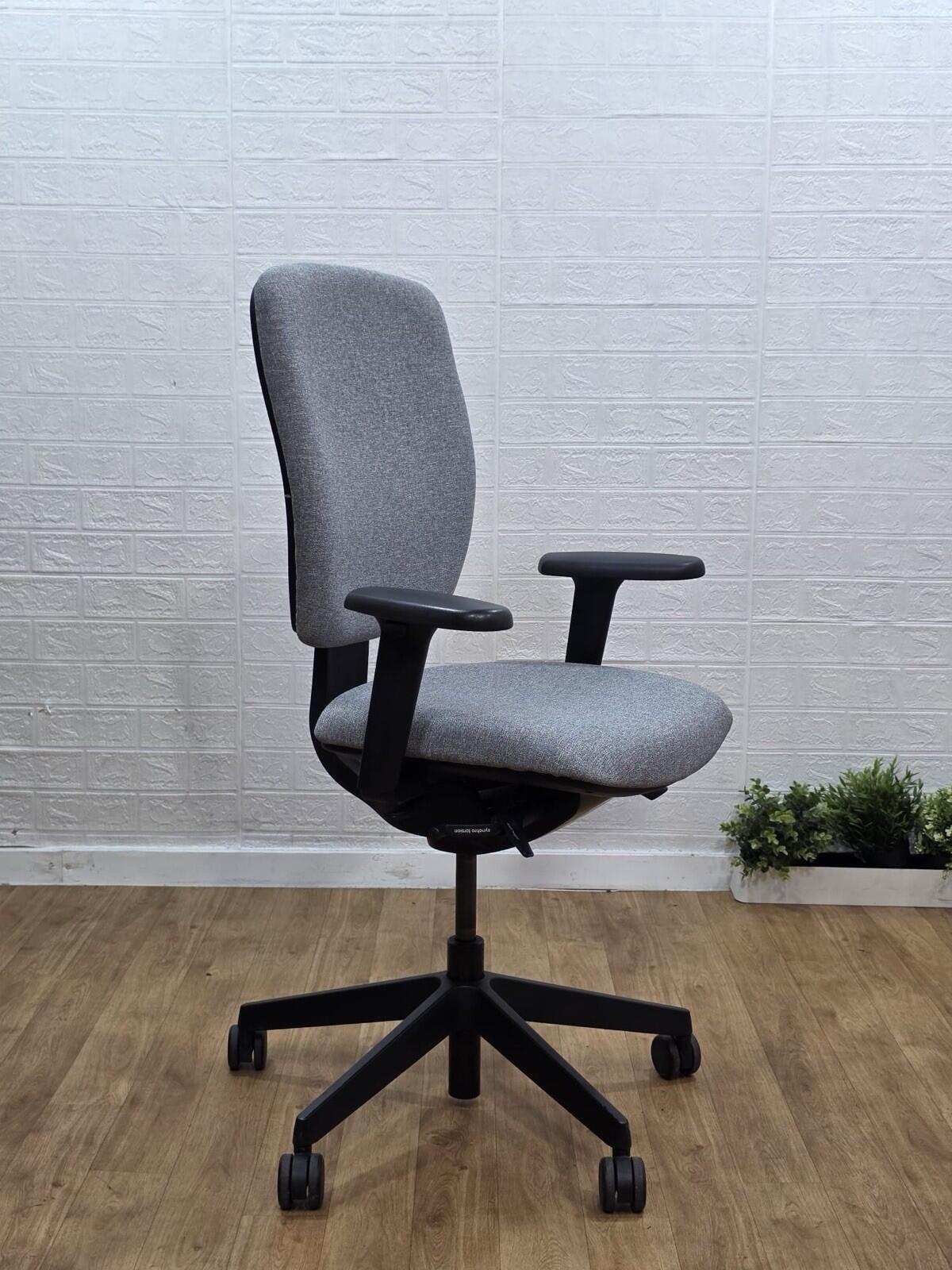 Refurbished Senator Dash Task Chair 3D Arms Light Grey UK Delivery