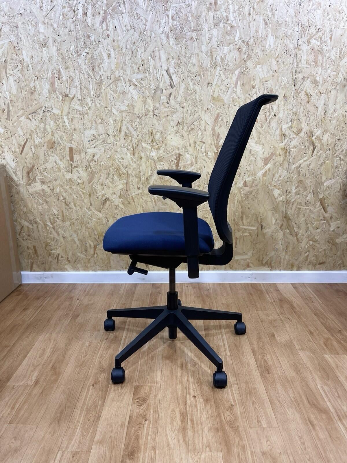 STEELCASE Reply Chair/Lumbar Support / 4D Armrests/Excellent Condition- Delivery