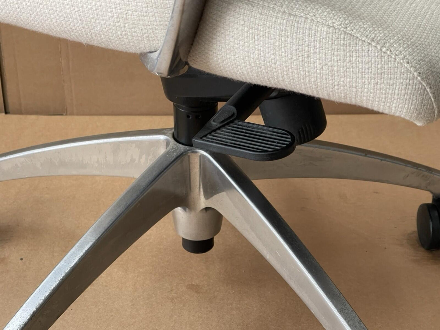 Global Accord  Adjustable Office Chair-Lime/cream White - (RRP$1334) UK Delivery