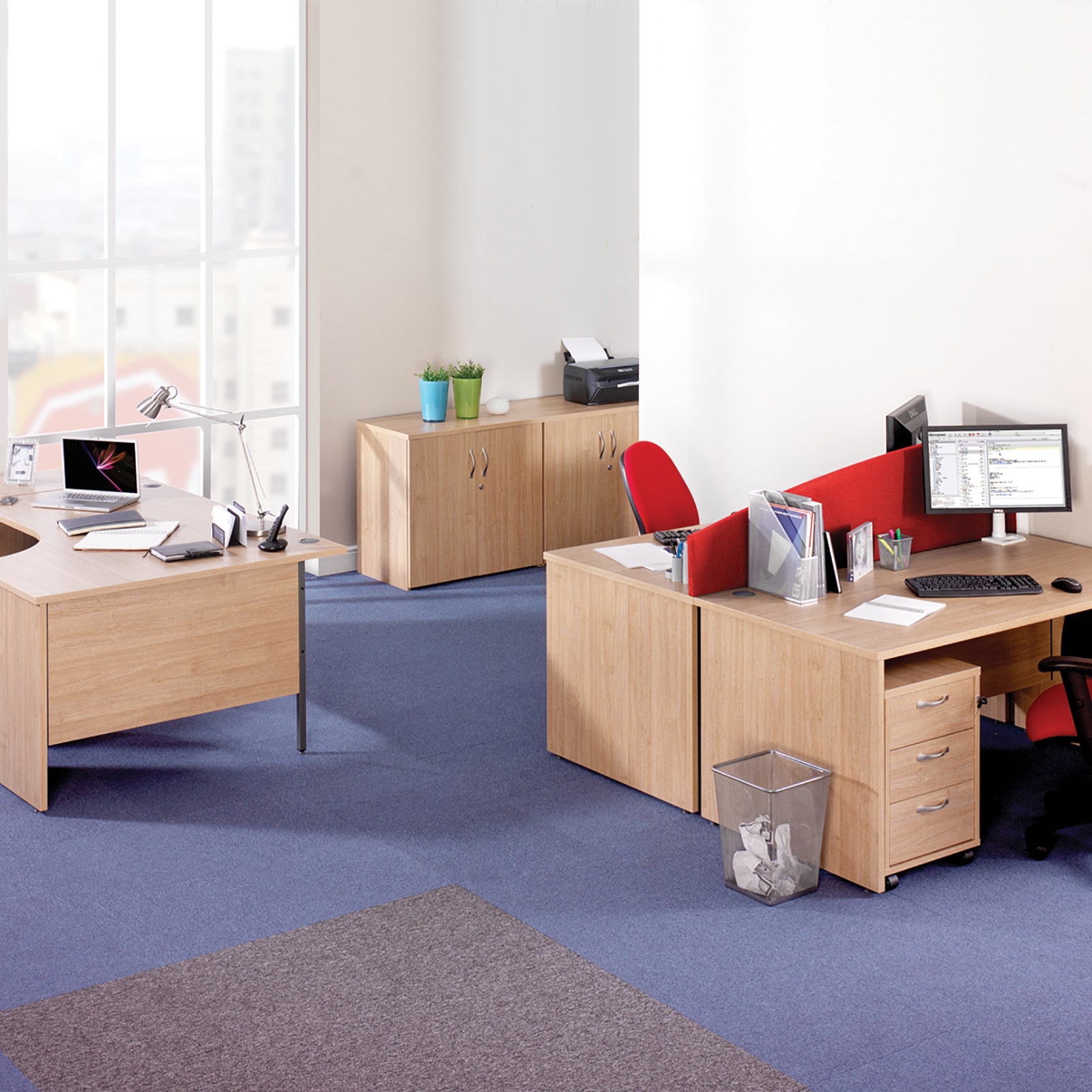 Maestro 25 panel end 600mm deep desk