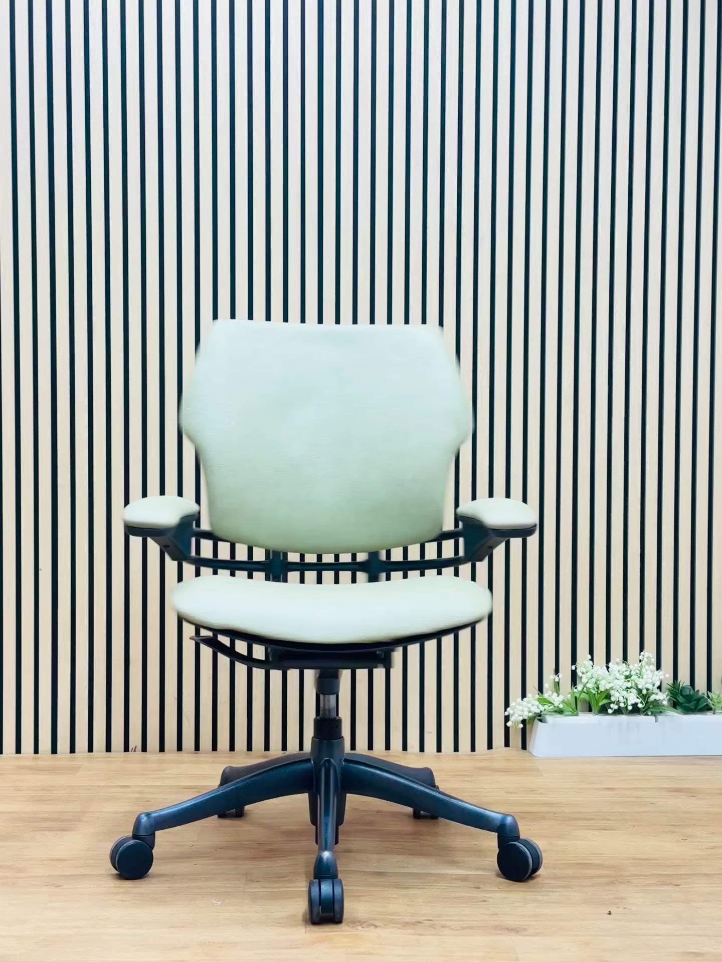 Refurbished Humanscale Freedom Task Chair UK - Maple PU Leather Ergonomic Chair, Second-hand Humanscale Freedom, Office Furniture Tech, Sustainable Office Seating UK.